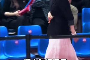 ??伍總新混搭風(fēng)格盡顯颯爽英姿！